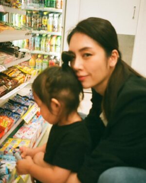 Kelly Liao Instagram - 許久不見的輝 這天
看到我說 你眉頭深鎖欸
照片裡的你 和女孩相處時
看起來有些心酸又有快樂

我想這就是成為母親後
才能感受到的各種
酸甜苦辣與幸福兼具的微妙感受🤪

謝謝你用你帥氣的📷
與敏銳柔軟的心
幫我們的紀錄了這一刻🤍
@stevenchiang7882 

#いい写真 #ありがとう