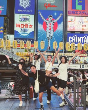 Kelly Liao Instagram - 不免俗的
跟大明星合影一波#グリコ 
#道頓堀 #osaka #固力果