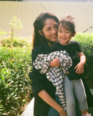 Kelly Liao Instagram - 許久不見的輝 這天
看到我說 你眉頭深鎖欸
照片裡的你 和女孩相處時
看起來有些心酸又有快樂

我想這就是成為母親後
才能感受到的各種
酸甜苦辣與幸福兼具的微妙感受🤪

謝謝你用你帥氣的📷
與敏銳柔軟的心
幫我們的紀錄了這一刻🤍
@stevenchiang7882 

#いい写真 #ありがとう