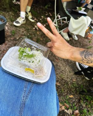 Kelly Liao Instagram - 關於午餐是盒白飯的故事⋯炎炎夏日の放飯時間
經紀人問要吃哪種口味的便當
我：最素最簡單的
一名俊俏的男子在一旁聽到
向我遞了一盒白米飯說：
你就吃這個 這個最素🍚
最後還施捨顆梅子 一盒很素的莎拉
@lok666 真是人帥心善又幽默

#我愛劇組圍兜兜 
#與隊友們的歡樂日常 🤍