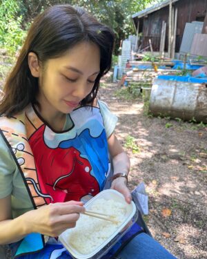 Kelly Liao Instagram - 關於午餐是盒白飯的故事⋯炎炎夏日の放飯時間
經紀人問要吃哪種口味的便當
我：最素最簡單的
一名俊俏的男子在一旁聽到
向我遞了一盒白米飯說：
你就吃這個 這個最素🍚
最後還施捨顆梅子 一盒很素的莎拉
@lok666 真是人帥心善又幽默

#我愛劇組圍兜兜 
#與隊友們的歡樂日常 🤍