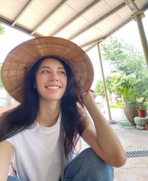 Kelly Liao Instagram - 🥮🥮🥮🌕
回家過節就是不停開心吃
臉快跟女孩一樣滿月圓了
#happymidautumnfestival 
#回嘉 #幸せ #斗笠 #潤