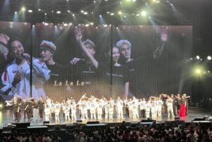 Kelly Liao Instagram - #ExileLive2023inTaipei 
感謝志玲姐姐的邀請 @chiling.lin 
能站上這麼棒的舞台
在TAKAHIRO San 動人的歌聲中
與姐夫AKIRA San一起舞蹈 
實在太幸福了！
@exiletakahiro_official @exileakira_official 
從彩排到正式演出的過程
充分感受到Exile每位成員
及EXPG所有學員們 @expg_studio_taipei 
滿滿的活力與熱情
很幸運能在現場看到大家非常專業精彩的演出！熱血沸騰感動之餘
也深感榮幸能參與其中🤍
謝謝這個美好的夜晚:)

今回、Exileの素晴らしいコンサートで皆様と一緒に出演せていただき本当に光栄です。
TAKAHIROさんの素敵な歌声と、AKIRAさんと一緒に踊れたてとても幸せでした🥰 
皆様ありがとうございました！
お疲れ様でした！

#Exile #TiAmo #wonderfulnight