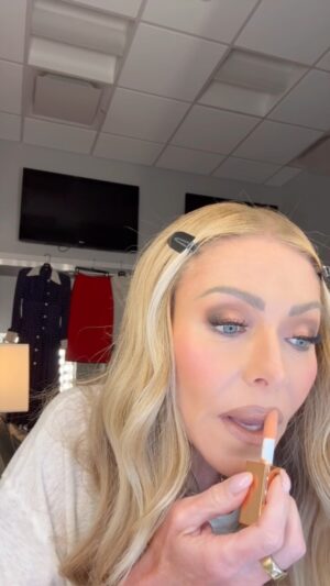 Kelly Ripa Instagram - No, I didn’t get lip fillers. This is the lip trick you monsters.
