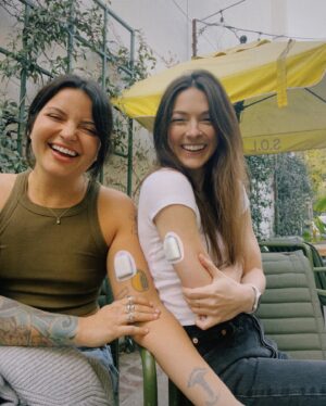Kelsey Bascom Instagram - two peas in a *pod* 🫛🫶

#girlswithgadgets #t1dlookslikeme #t1dlookslikeus #insulinpump #diabesties #omnipod #typeonediabetes #type1diabetesawareness