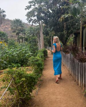 Kelsey Crane Instagram - 🌺 Flora Farms🌵Thank you for your abundant farm land, organic food, live music, gorgeous staff, carrot juice margaritas, fresh burrata, farm spa, turtle pond, and flower crowns… I could go on 🍋 Oh I’m so full and inspired 🌴Can’t wait to come back ✨