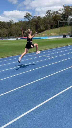 Kelsey-Lee Barber Instagram - Reintroducing plyos has been so much fun. 

This session included:
- Low skips
- Low to high skips
- Repeat bounds 
- 4x40m sprints
- sweating up a storm 🥵

#javelin #javelinthrow #jumps #plyos #speed #bounds #skipping #athletics #trackandfield #olympics2024 #generalprep #brisbaneheat #asics #trueprotein