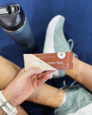 Kelsey-Lee Barber Instagram - Back to work today after a fun weekend off. Finishing off my session with a stretch, a little protein hit and topping up my hydration. 

#backtowork #throwandgym #doublesession #paris2024 #recovery #trueprotein #trueathlete #ad #trueproteinbar #chocolate #thenaturaledge #javelin #javelinthrow