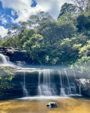 Kelsey-Lee Barber Instagram - A fun little pre Christmas getaway into the Mountains. 

#bluemountains #hiking #golf #freshair #waterfalls #katoomba #getaway #christmasholidays #threesisters