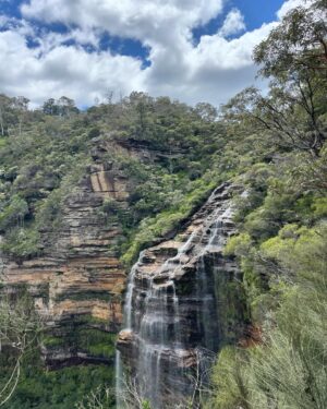 Kelsey-Lee Barber Instagram - A fun little pre Christmas getaway into the Mountains. 

#bluemountains #hiking #golf #freshair #waterfalls #katoomba #getaway #christmasholidays #threesisters
