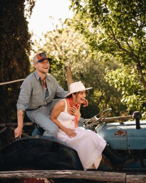 Kelvin Boerma Instagram - 4 dagen lang hebben wij de liefde en het leven gevierd op een prachtige locatie in Italië ❤️. Gevuld met genoeg eten, drinken en al onze dierbare vrienden. Maar voordat iedereen zijn mooiste jurk en pak aantrok was het de dag ervoor tijd om terug te gaan naar waar het allemaal begon. Back to the farm 🚜🌾