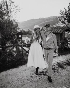 Kelvin Boerma Instagram - 4 dagen lang hebben wij de liefde en het leven gevierd op een prachtige locatie in Italië ❤️. Gevuld met genoeg eten, drinken en al onze dierbare vrienden. Maar voordat iedereen zijn mooiste jurk en pak aantrok was het de dag ervoor tijd om terug te gaan naar waar het allemaal begon. Back to the farm 🚜🌾