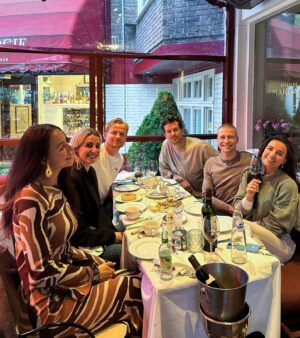 Kelvin Boerma Instagram - 🪮🦁🍽️🦞🛍️📸✌🏻🍟👢☺️