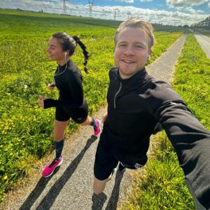 Kelvin Boerma Instagram - 🏃🍺🥊🃏🤳⚽️🐮🎙️📊☀️