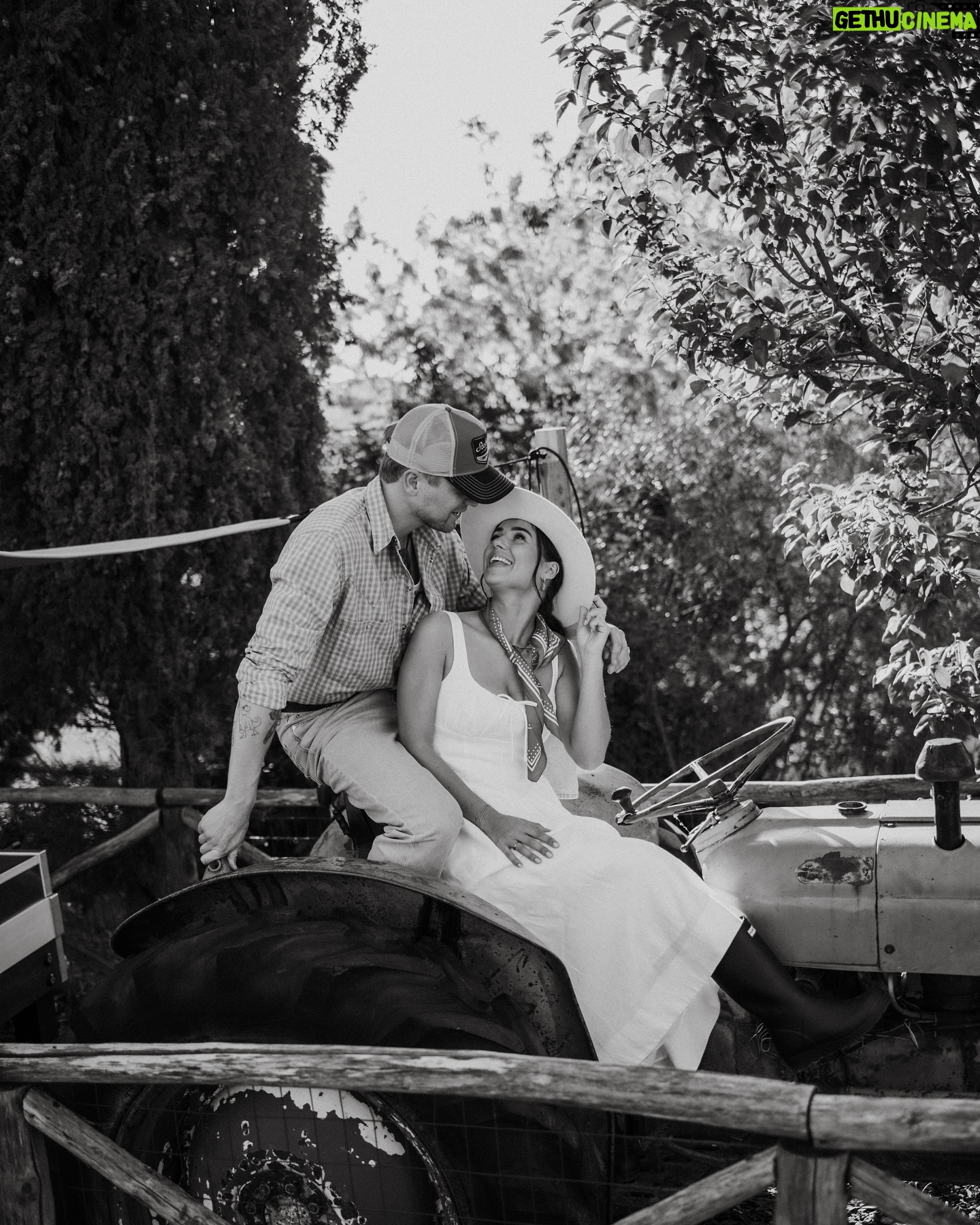 Kelvin Boerma - 124.3K Likes - 4 dagen lang hebben wij de liefde en het leven gevierd op een prachtige locatie in Italië ❤️. Gevuld met genoeg eten, drinken en al onze dierbare vrienden. Maar voordat iedereen zijn mooiste jurk en pak aantrok was het de dag ervoor tijd om terug te gaan naar waar het allemaal begon. Back to the farm 🚜🌾