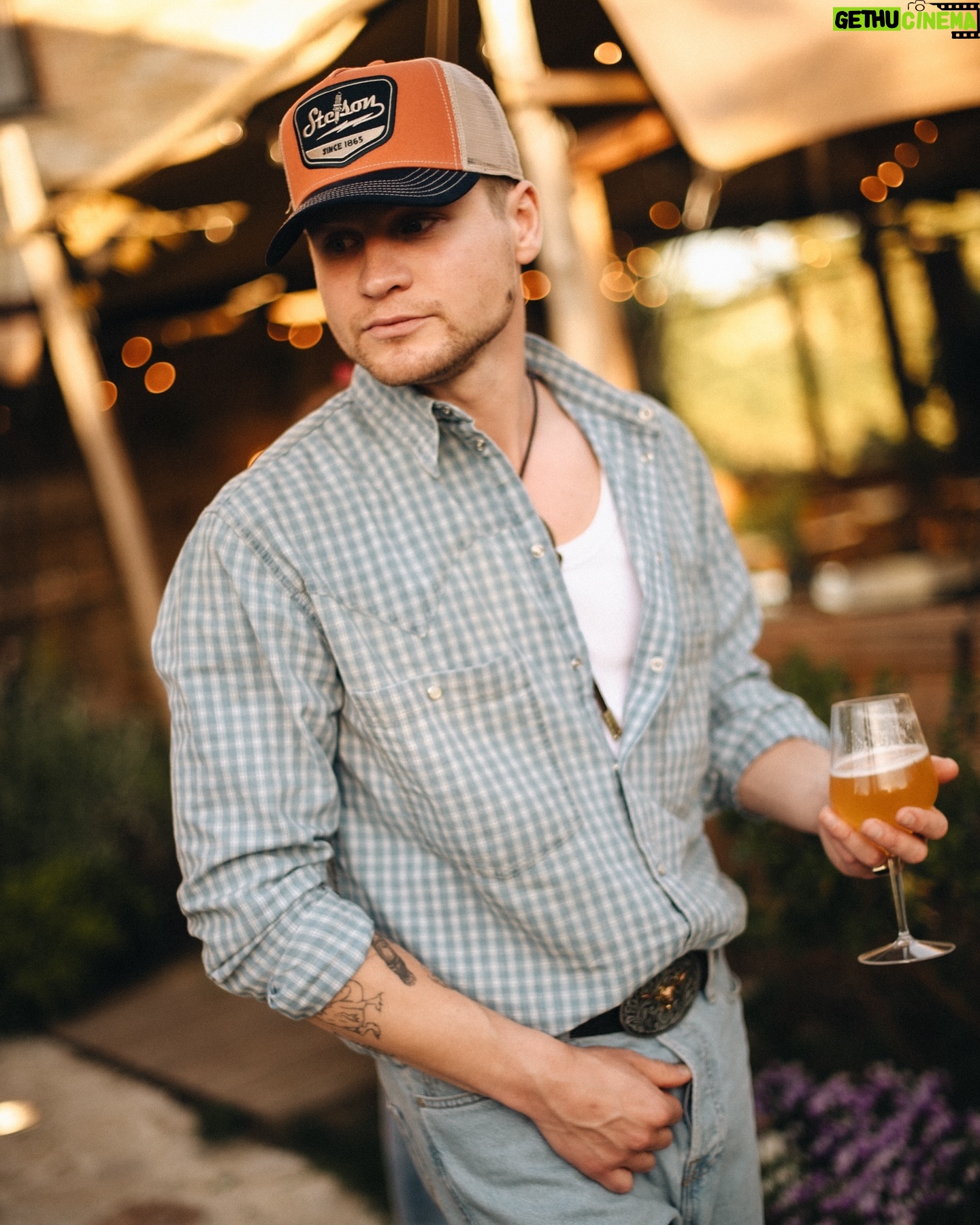 Kelvin Boerma - 124.3K Likes - 4 dagen lang hebben wij de liefde en het leven gevierd op een prachtige locatie in Italië ❤️. Gevuld met genoeg eten, drinken en al onze dierbare vrienden. Maar voordat iedereen zijn mooiste jurk en pak aantrok was het de dag ervoor tijd om terug te gaan naar waar het allemaal begon. Back to the farm 🚜🌾