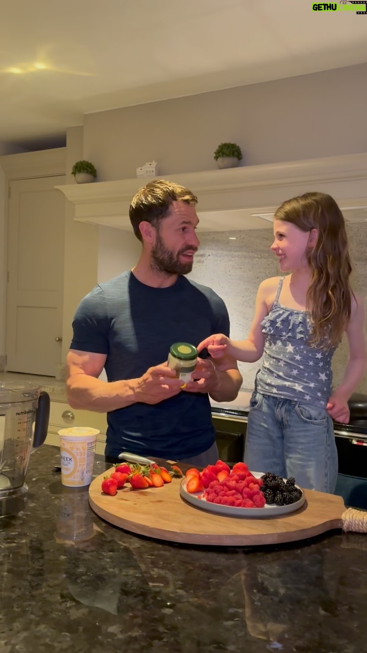 Kelvin Fletcher - 4.7K Likes - Marnie’s Frozen Fruit Bite!
The best thing about our @nutribulletuk is enjoying it as a family! Fun, simple and as ever, packed with goodness!
Frozen Fruit Bite!
150g strawberries
150g raspberries
150g blackberries
300g greek yoghurt
2 table spoons honey
Crushed biscuits
Freeze, slice and enjoy!
#nutribulletuk
#ad