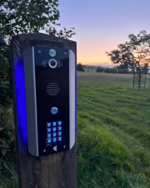 Kelvin Fletcher Instagram - You know you’re a Dad and approaching your 40s when you get excited about this stuff! 
Replaced my old 2G intercom with the state-of-the-art 4G @aesgloballtd Praetorian Guard Video Intercom on the farm. Big thanks to Mark from @mddoorsandgates for the seamless installation and a shoutout to Kieran @aesglobal_kieran for organizing everything. Now I can monitor and control access with cutting-edge technology. Farm security just got a major upgrade! 🚪🔒📶 #FarmTech #SecurityUpgrade #AESGlobal #Intercoms
