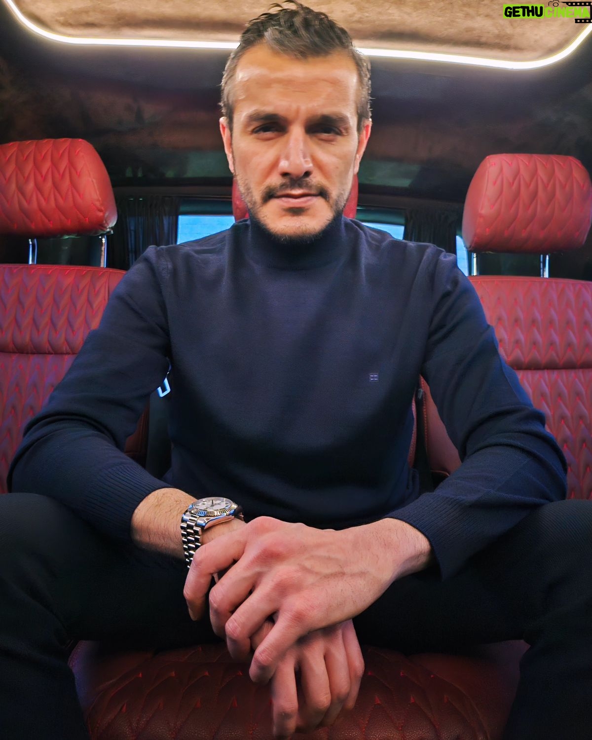 Kemal Uçar - 1.7K Likes - klasik @avvaofficial pazarı💫🌬
styling; @neslisahh_
📷; @ayhanbaykall
🚐; @shinefilmpictures
⭐️: @turkiyelingo
☘️; @pinarserkek
👨👩👦👦; @abdullahbulutmanagement