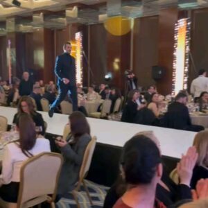 Kemal Uçar Instagram - dün akşamdan bize kalan...
öyle mutluyuz ki sıralamaya hiç takılmadım...
istedim ki seneler sonra baktığımızda alacağımız nice ödüllerin başlangıç gecesi olduğunu hatırlayalım🙂🙏

bütün @turkiyelingo aileme, seyircilerimize, her daim arkamızda olan ve bize destek veren @trt1 yöneticilerimize, aileme ve dostlarıma çok teşekkürler..

bir teşekkür de tabii ki @avvaofficial 'a😎
hem rahatız hem şık, daha ne olsun...
styling by @neslisahh_ 💫
