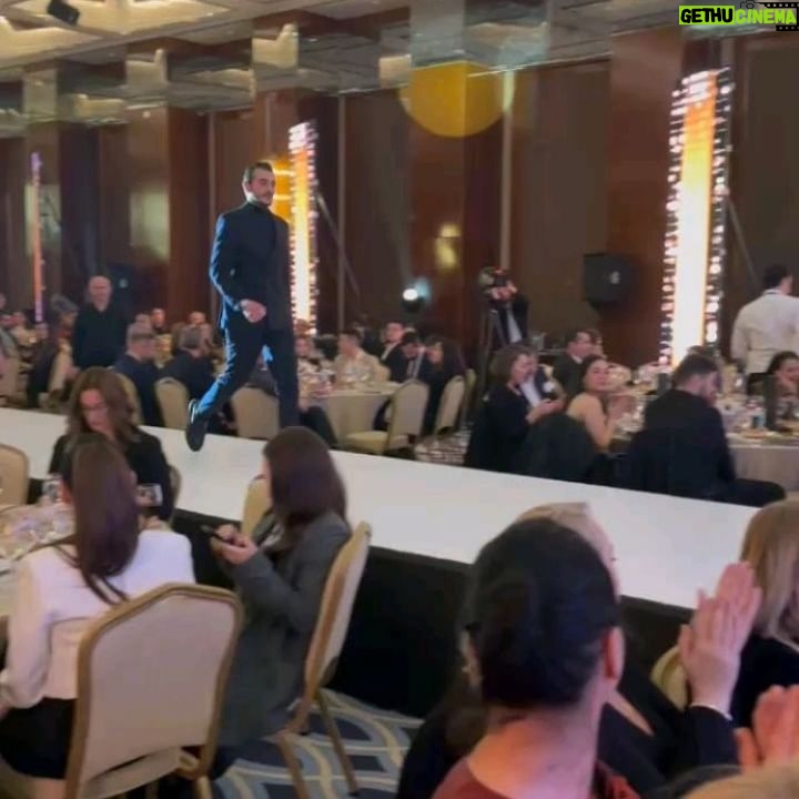 Kemal Uçar - 2.2K Likes - dün akşamdan bize kalan...
öyle mutluyuz ki sıralamaya hiç takılmadım...
istedim ki seneler sonra baktığımızda alacağımız nice ödüllerin başlangıç gecesi olduğunu hatırlayalım🙂🙏
bütün @turkiyelingo aileme, seyircilerimize, her daim arkamızda olan ve bize destek veren @trt1 yöneticilerimize, aileme ve dostlarıma çok teşekkürler..
bir teşekkür de tabii ki @avvaofficial 'a😎
hem rahatız hem şık, daha ne olsun...
styling by @neslisahh_ 💫