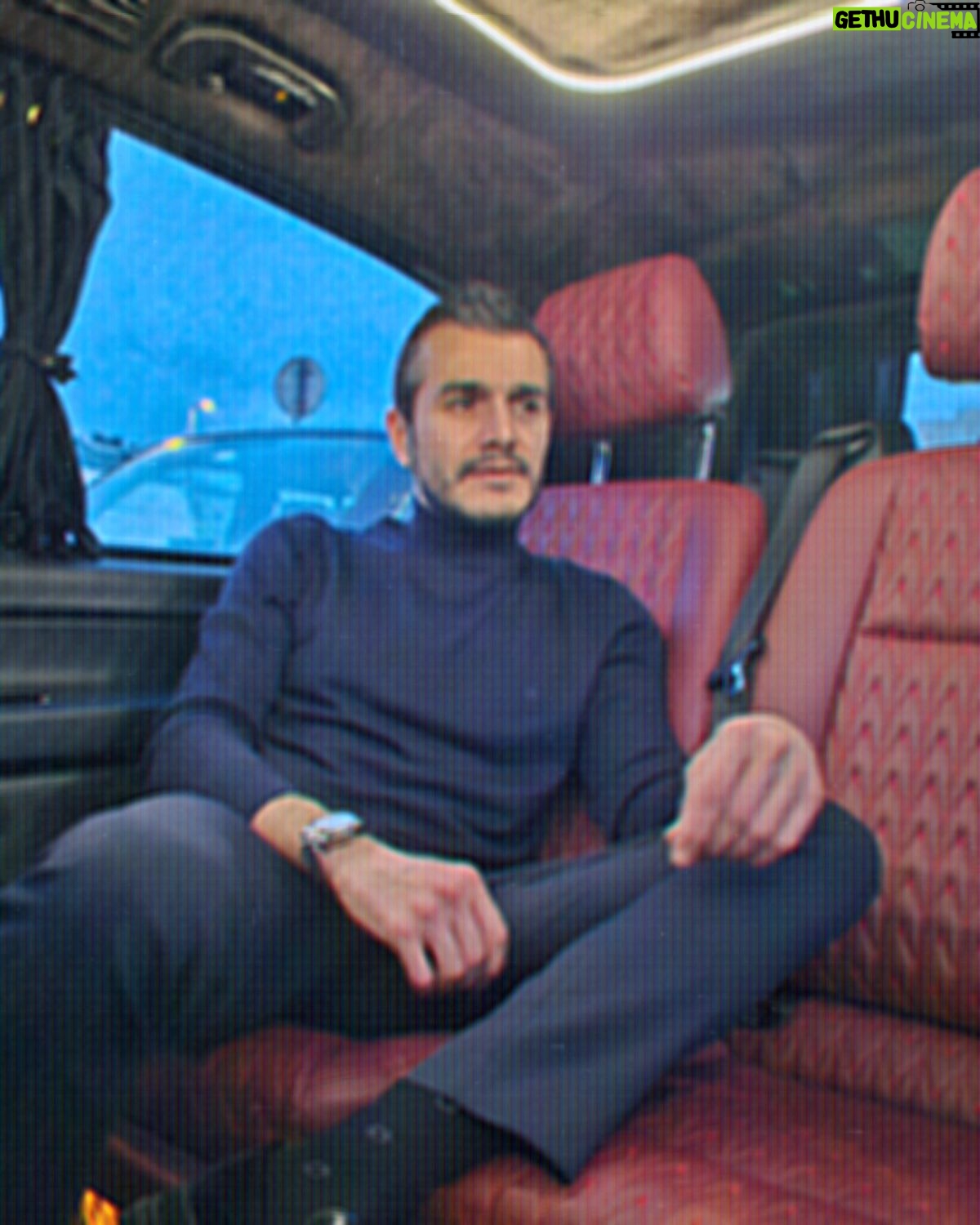Kemal Uçar - 1.7K Likes - klasik @avvaofficial pazarı💫🌬
styling; @neslisahh_
📷; @ayhanbaykall
🚐; @shinefilmpictures
⭐️: @turkiyelingo
☘️; @pinarserkek
👨👩👦👦; @abdullahbulutmanagement
