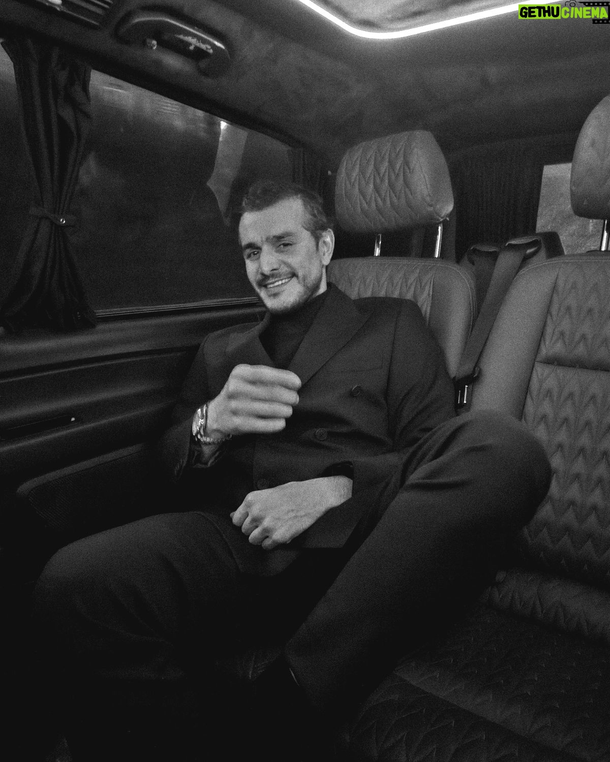 Kemal Uçar - 1.7K Likes - klasik @avvaofficial pazarı💫🌬
styling; @neslisahh_
📷; @ayhanbaykall
🚐; @shinefilmpictures
⭐️: @turkiyelingo
☘️; @pinarserkek
👨👩👦👦; @abdullahbulutmanagement