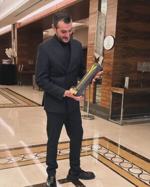 Kemal Uçar Instagram - dün akşamdan bize kalan...
öyle mutluyuz ki sıralamaya hiç takılmadım...
istedim ki seneler sonra baktığımızda alacağımız nice ödüllerin başlangıç gecesi olduğunu hatırlayalım🙂🙏

bütün @turkiyelingo aileme, seyircilerimize, her daim arkamızda olan ve bize destek veren @trt1 yöneticilerimize, aileme ve dostlarıma çok teşekkürler..

bir teşekkür de tabii ki @avvaofficial 'a😎
hem rahatız hem şık, daha ne olsun...
styling by @neslisahh_ 💫