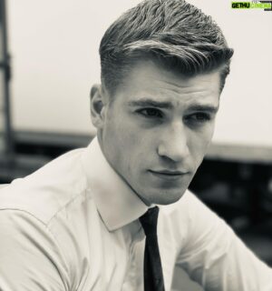 Ken Duken Instagram - #gettingreadyforandreas #beforetheshoot #behindthescenes #fatethewinxsaga and quite a few more #portraits I took from my #amazing #colleagues and one from our #showrunner @brianjyoung that I really like 🤙🔥😘 @fatenetflix @netflix @danny_griffin_ @hannahvdw @paulinafchavez @abbeycowen @jaydenrevri @officialseansagar #robjamescollier @preciousmustaph #damnilovethatpic 
Enjoy the last bit of your #weekend #yall 🤙❤️🔥