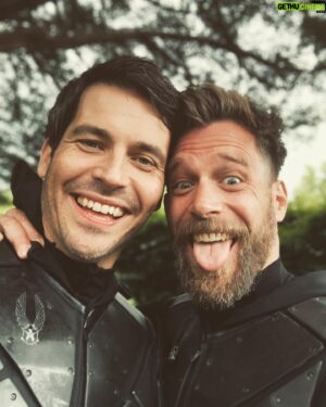 Ken Duken Instagram - Let’s face it @danny_griffin_ your dads are #nutters #robjamescollier @fatenetflix #fatethewinxsaga #saulandandreas #parents #badboy #goodboy #netflix @netflix #behindthescenes #throwback #momyanddaddy 😉🙈🤙🔥😘