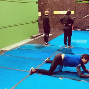 Ken Duken Instagram - #behindthescenes #fatethewinxsaga #waitingforaction #stuntrehearsals #behindthefight #methrowingaroundsomepeople #paulinainthegreens #amazingstuntcrew @fatenetflix @danny_griffin_ @abbeycowen @hannahvdw @paulinafchavez @freddiethorp @eannahardwicke #robjamescollier #mirandarichardson #thanksforalltheloveandsupport 🔥❤️🤙