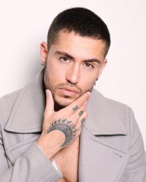 Ken Quer Instagram - Bonsoir mes beautés ! J’espère que tout vas bien pour vous et vos proches 🙂 perso je passe des heures à réfléchir à des voyages après confinement ! Bahamas, Bali, Maldives , LA... Et vous quelle serait la destination de vos rêves ?