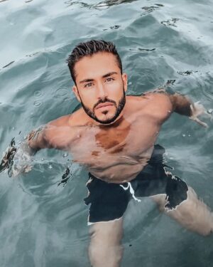 Ken Quer Instagram - Et si j’étais Jack, tu me laisserais une place sur la planche ? #titanic 🚢🌊