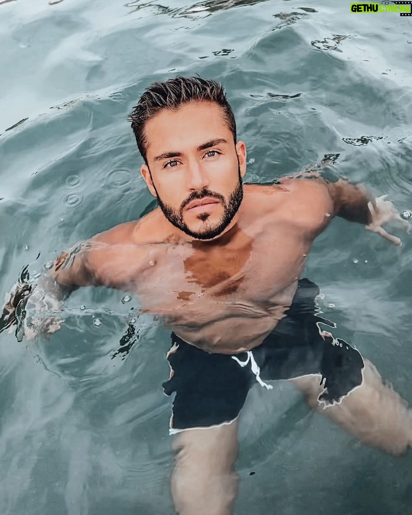 Ken Quer - 4.9K Likes - Et si j’étais Jack, tu me laisserais une place sur la planche ? #titanic 🚢🌊