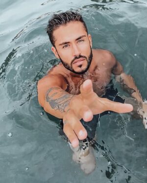Ken Quer Instagram - Et si j’étais Jack, tu me laisserais une place sur la planche ? #titanic 🚢🌊