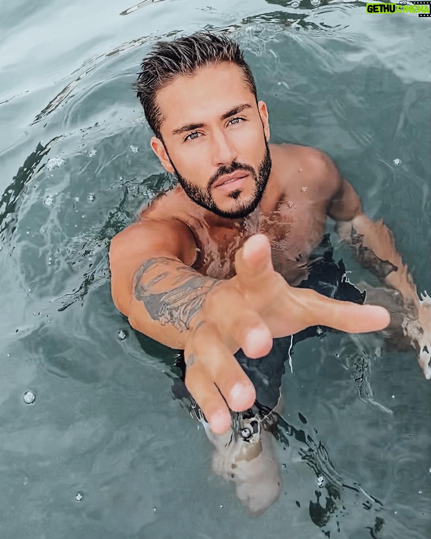 Ken Quer - 4.9K Likes - Et si j’étais Jack, tu me laisserais une place sur la planche ? #titanic 🚢🌊