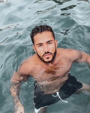 Ken Quer Instagram - Et si j’étais Jack, tu me laisserais une place sur la planche ? #titanic 🚢🌊