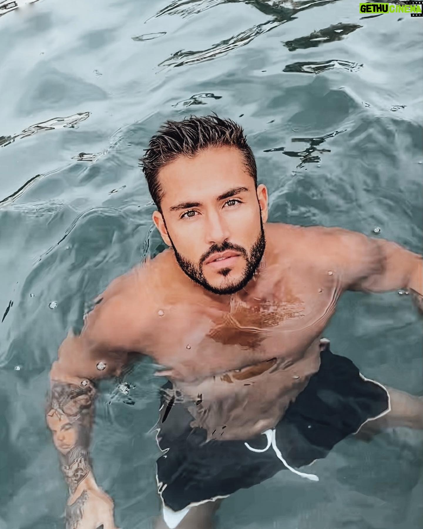 Ken Quer - 4.9K Likes - Et si j’étais Jack, tu me laisserais une place sur la planche ? #titanic 🚢🌊