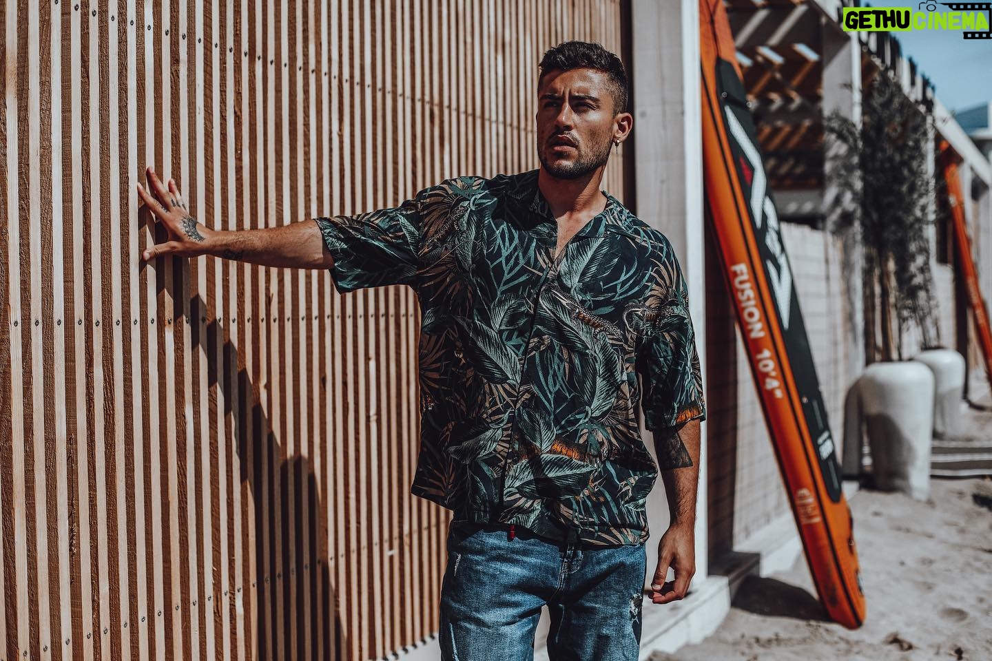 Ken Quer - 2.8K Likes - Les amis je vous souhaite de passer un bon week-end, j’espère que vous allez bien ♥️ Ojd Jai comme une envie de prendre un billet et de découvrir de nouveaux paysages... D’ailleurs, vous, qu’elle serait votre destination rêvé ? Je vous laisse influencer mon prochain voyage 😋 #travel #sunset