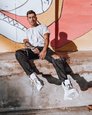 Ken Quer Instagram - Happiness therapy ✨✨ Full stuff @brentinyparis @brentinymen 

Je vous souhaite me meilleure mes Pamprenelles et je vous remercie encore une fois pour tout vos messages ❤️ 

Je profite de cette photo pour vous envoyer plein d’ondes positives 🤍