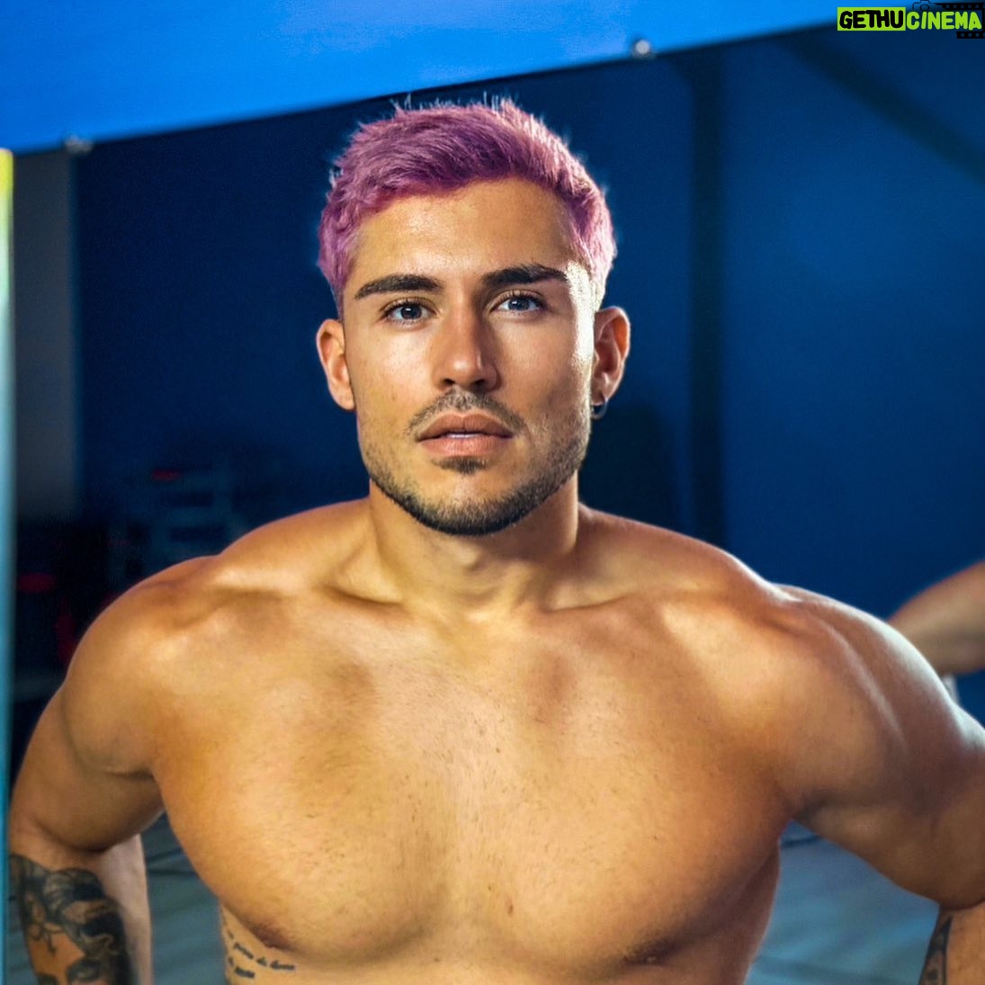 Ken Quer - 4.9K Likes - Apres -> Avant
Ce n’est que le début, mais je me sentais tellement mal dans ma peau ! En tombant sur une photo j’ai vraiment pris conscience que le summer a l’apéro barbuc 1 moi 0 😅. Les Chichi se sentir bien dans sa peau c’est super important. Il faut commencer par s’aimer avant de vouloir aimer autrui ou recevoir de l’amour.
La ce n’est que le début l’aventure continue 🙌🏽. Slide moi ca pour voir le avant