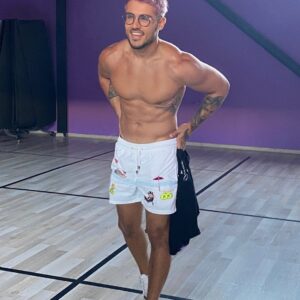 Ken Quer Instagram - Apres -> Avant
Ce n’est que le début, mais je me sentais tellement mal dans ma peau ! En tombant sur une photo j’ai vraiment pris conscience que le summer a l’apéro barbuc  1 moi 0 😅. Les Chichi se sentir bien dans sa peau c’est super important. Il faut commencer par s’aimer avant de vouloir aimer autrui ou recevoir de l’amour. 
La ce n’est que le début l’aventure continue 🙌🏽. Slide moi ca pour voir le avant