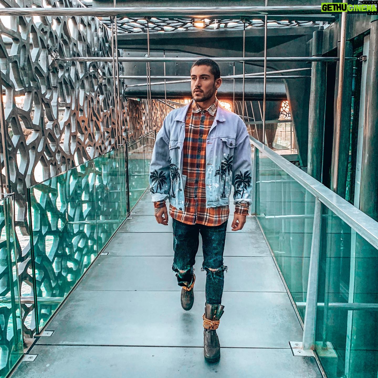 Ken Quer - 3.4K Likes - J’espère que vous avez passé un bon week-end !!! Retrouvez moi demain soir dans un épisode inédit de la villa des 💔 📸: @tahaar_off