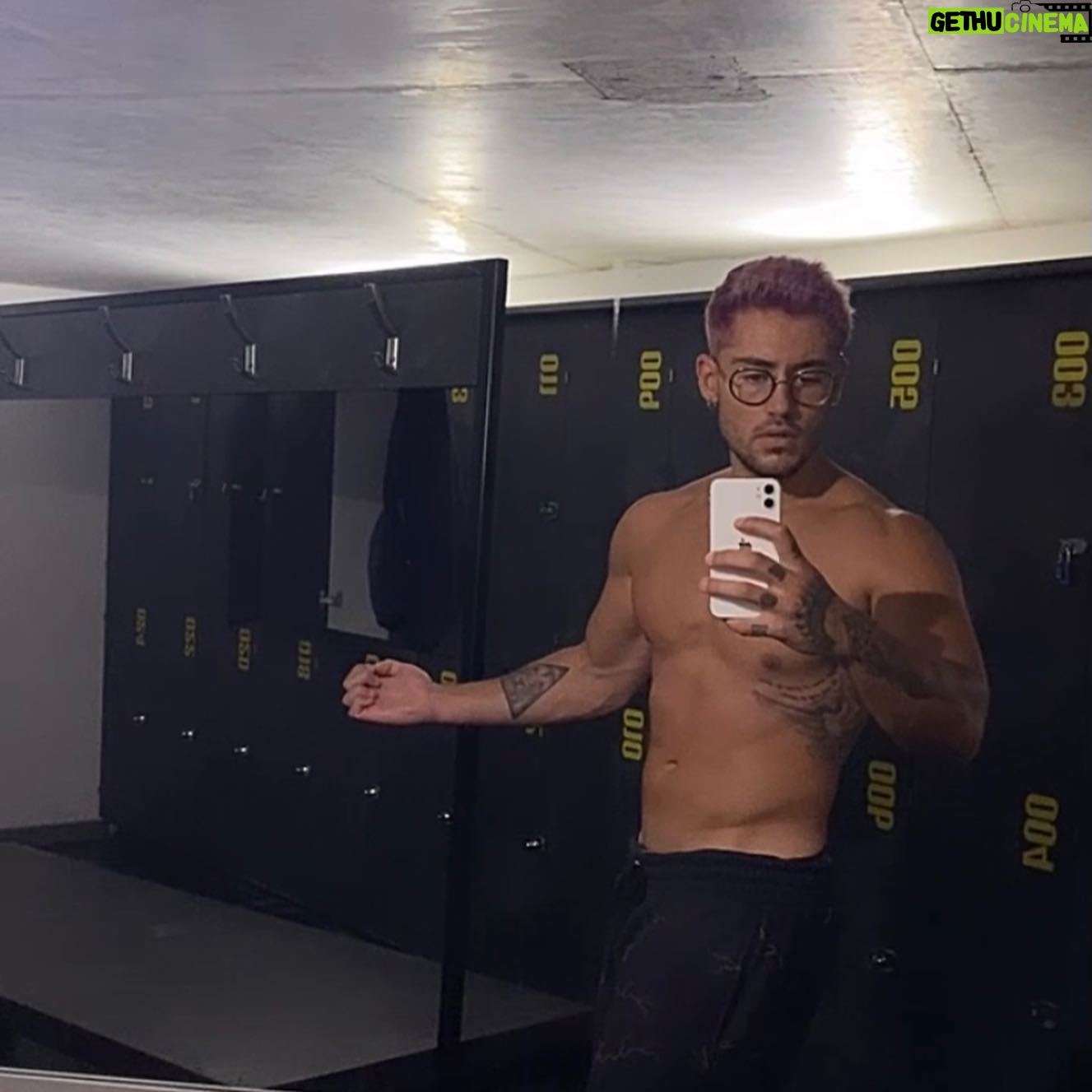 Ken Quer - 4.9K Likes - Apres -> Avant
Ce n’est que le début, mais je me sentais tellement mal dans ma peau ! En tombant sur une photo j’ai vraiment pris conscience que le summer a l’apéro barbuc 1 moi 0 😅. Les Chichi se sentir bien dans sa peau c’est super important. Il faut commencer par s’aimer avant de vouloir aimer autrui ou recevoir de l’amour.
La ce n’est que le début l’aventure continue 🙌🏽. Slide moi ca pour voir le avant