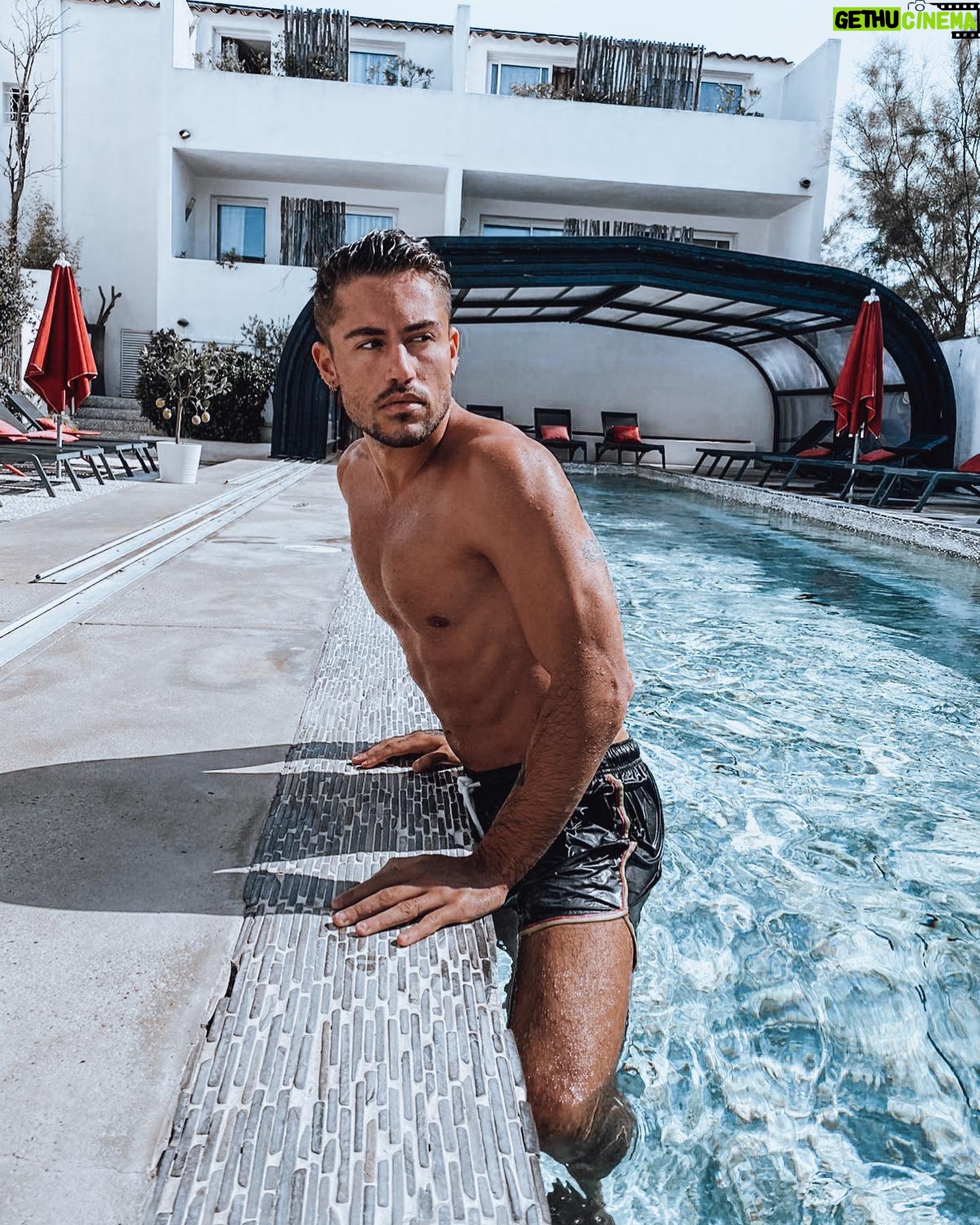 Ken Quer - 4.6K Likes - Coucou mes Pamprenelles ☀️ j’espère que vous avez passé une bonne journée. Merci pour toutes les ondes positives que vous m’envoyez, je vous en suis super reconnaissant. Ça me boost vous avez pas idée ♥️🥰