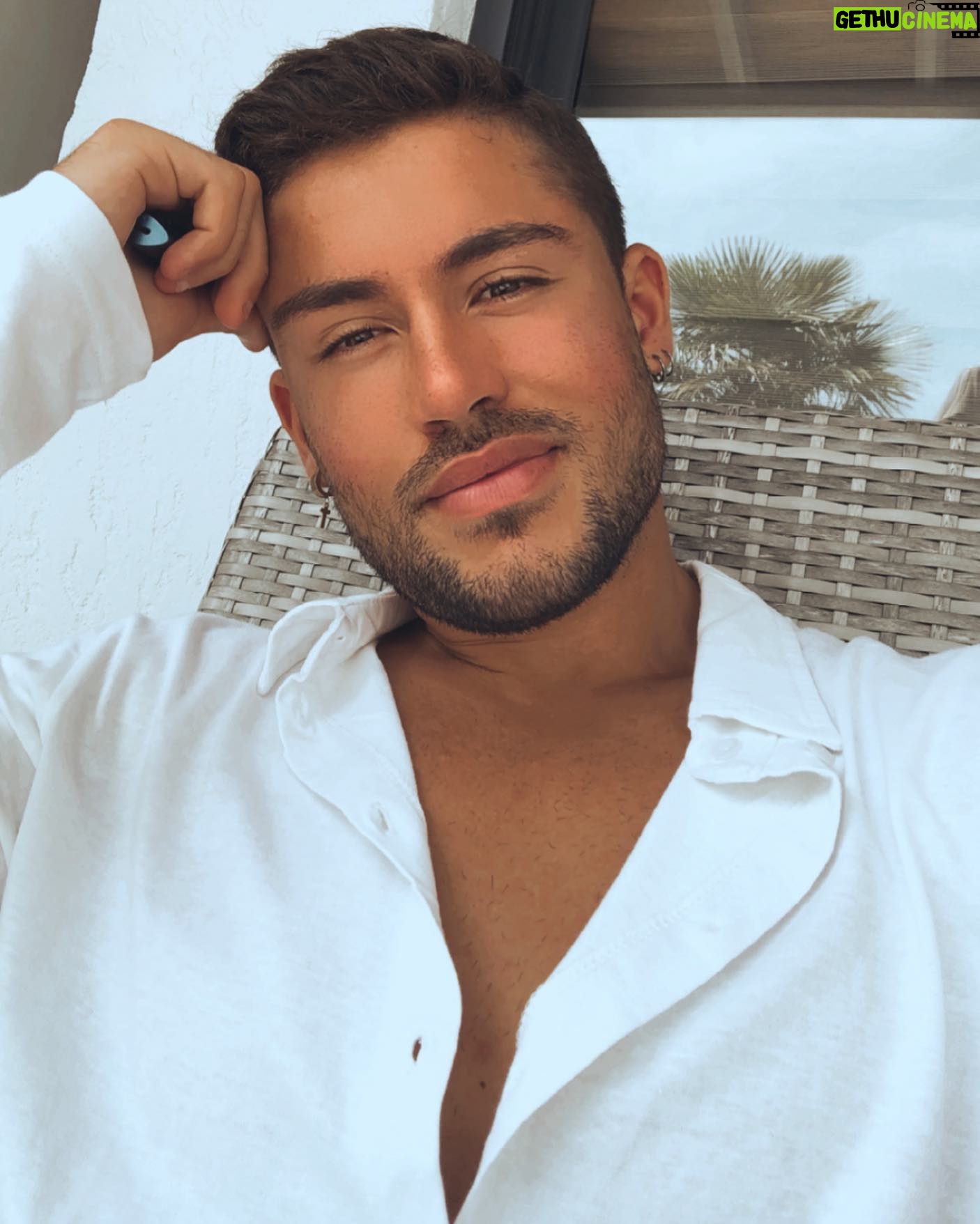 Ken Quer - 5.5K Likes - Le soleil ça fait tellement de bien c’est chaud ! Tu sens ce visage détendu ! ☮️✌🏼Une plage privée ou piscine à me conseiller?☀️🌴