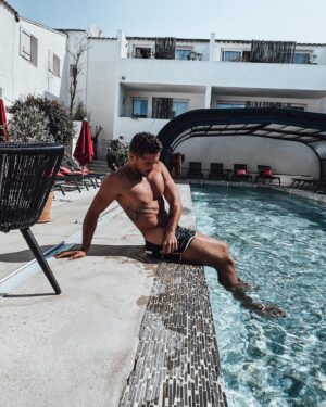 Ken Quer Instagram - Quand tu te fais tatouer en été et que tu te rend compte que ça, c’est plus possible 😵 piscine et plages je vous dit à dans 2 semaines ♥️