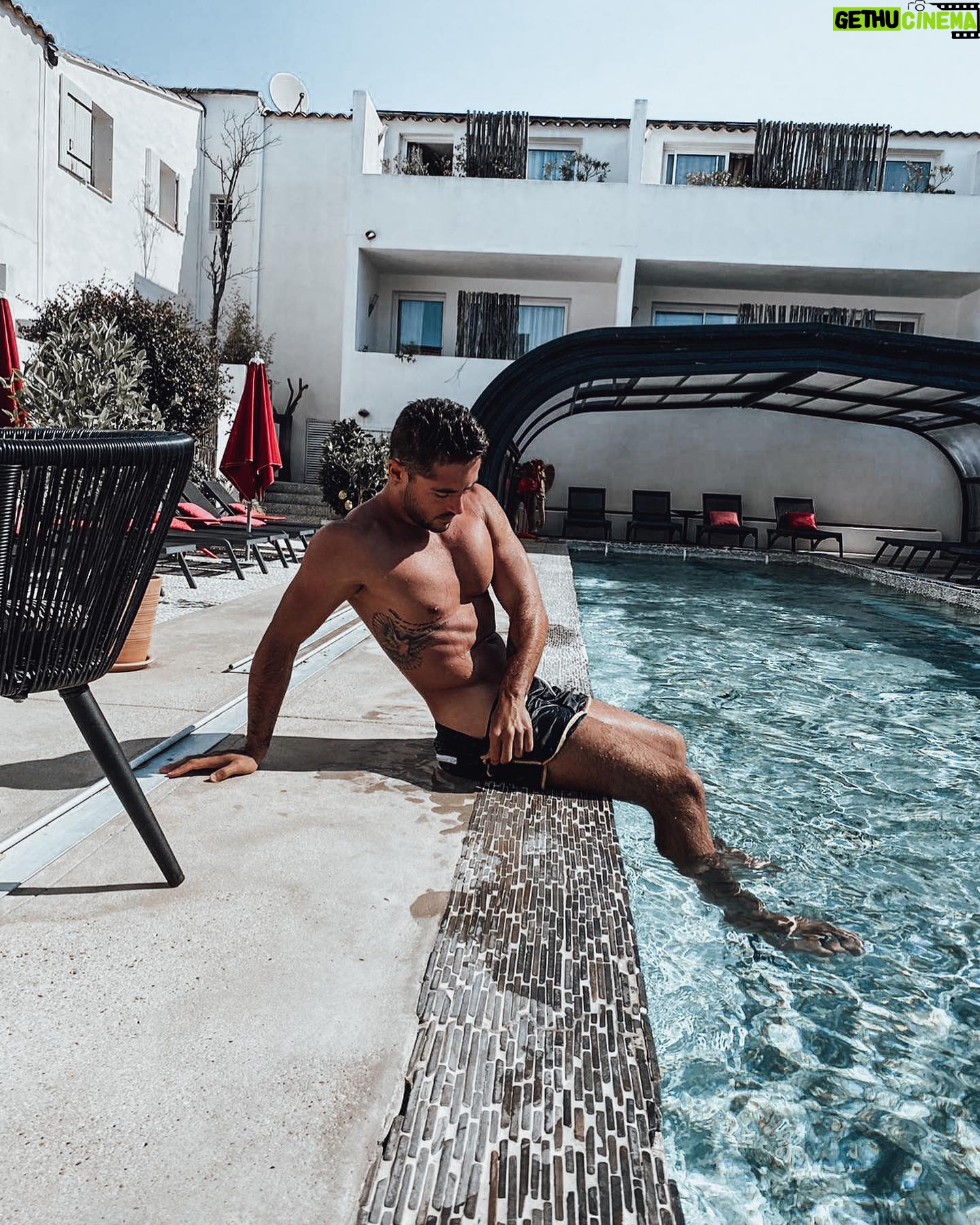 Ken Quer - 5.2K Likes - Quand tu te fais tatouer en été et que tu te rend compte que ça, c’est plus possible 😵 piscine et plages je vous dit à dans 2 semaines ♥️