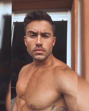 Ken Quer Instagram - Hola mes mes Beautés ! J’espère que vous allez bien ! Je vous envoi pleins d’ondes positives ♥️ Je suis trop content, je commence a voir les premiers résultats de ma reprise du sport 🏋️‍♀️