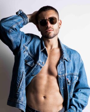 Ken Quer Instagram - Un agréable week-end à tout mes chichibinw d’amour ! Je vous envoi pleins d’ondes positives ! La vie est belle ❤️ qu’avez vous pensé du final de la villa des cœur brisés ? J’espère que vous vous êtes regalé 😘. @lavilla_tfx  @deucis @matthieuconstance 📸